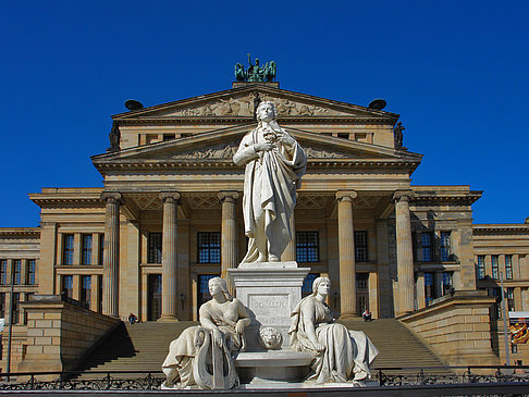 Schillerdenkmal mit Konzerthaus