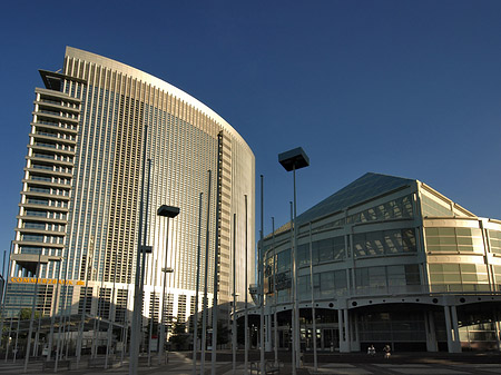 Foto Kastor neben dem Haupteingang zur Messe