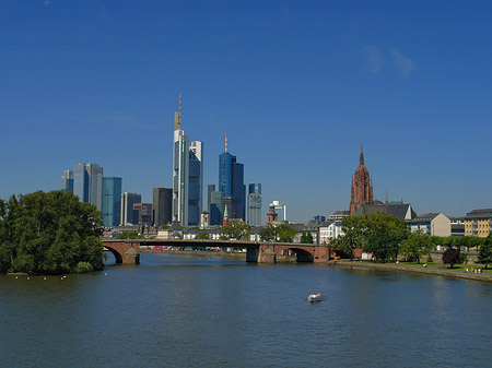 Skyline von Frankfurt mit Alter Brücke