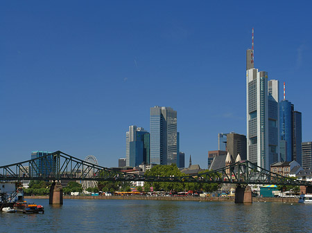 Skyline von Frankfurt mit eisernem Steg Foto 
