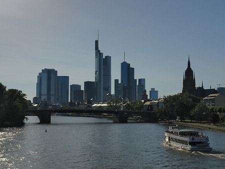 Fotos Skyline von Frankfurt mit Schiff