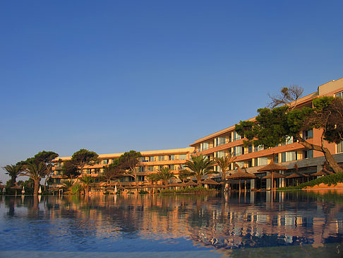 Hotel mit Pool bei Dämmerung