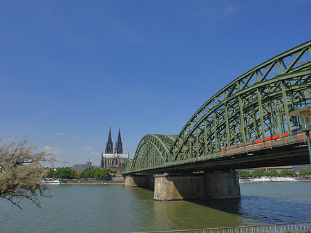 Hohenzollernbrücke am Kölner Dom Foto 