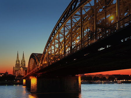 Kölner Dom hinter der Hohenzollernbrücke