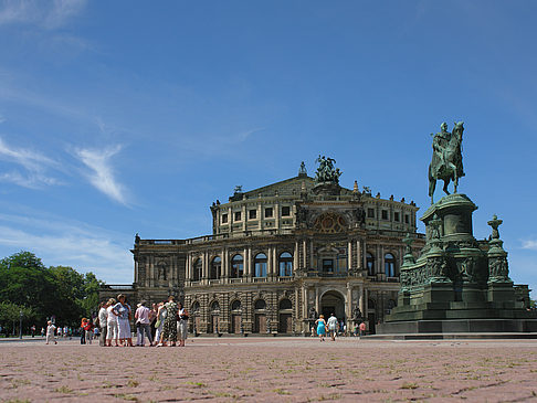 König-Johann-Statue mit Semperoper